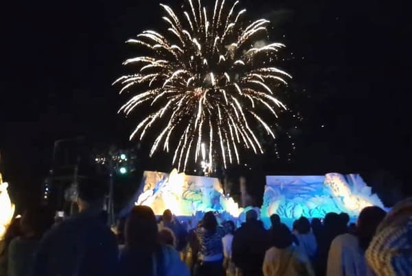 มีการจุดดอกไม้ไฟในช่วงวันหยุดสุดสัปดาห์ด้วย