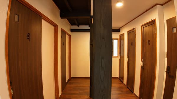 Toilet duduk dan ruang shower di dalam rumah tua