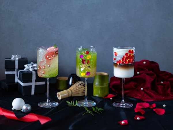 Tiga minuman musim dingin musiman disajikan dalam gelas tinggi