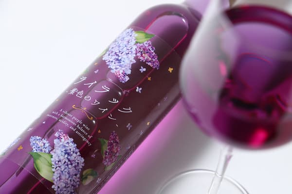 装有紫色葡萄酒的酒杯