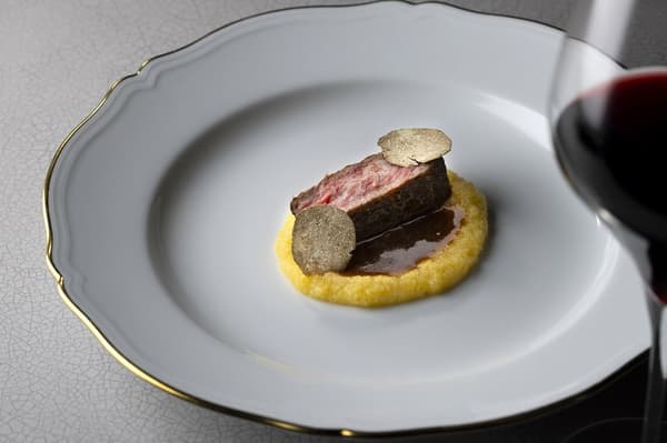 Un plato del menú de cena especial con trufa blanca