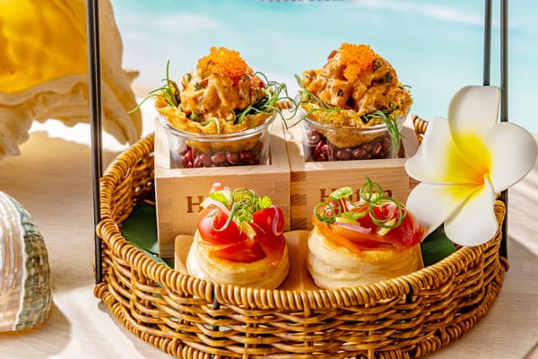 香辣金枪鱼波奇（上）与罗米罗米三文鱼酥盒（下）