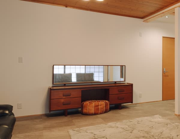 準備妝容用的寬敞梳妝台