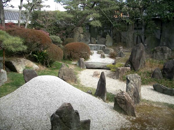 展示传统榻榻米房间和花园景色的室内视图