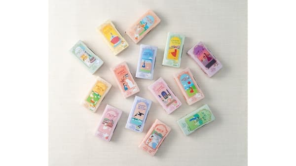 Paquetes de bolsitas de té ilustrados con una chica viajando por Kobe
