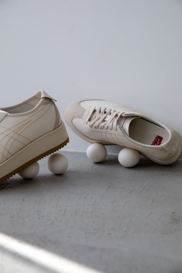 Detail shot of the pink tongue accent on MEXICO 66 CHUNK