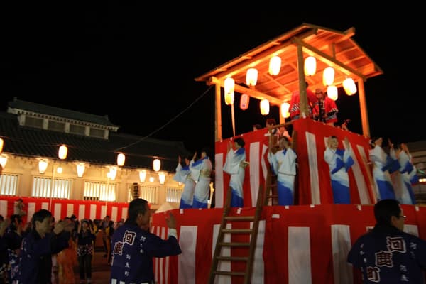 Todos los mikoshi se reúnen frente al Yamanaka-za en el Festival Yamanaka Onsen Koikoi