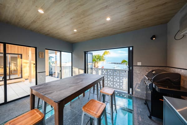 水在烧烤亭下流淌