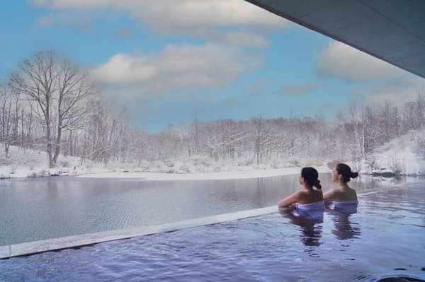 從露天浴池可見的白雪皚皚的景色