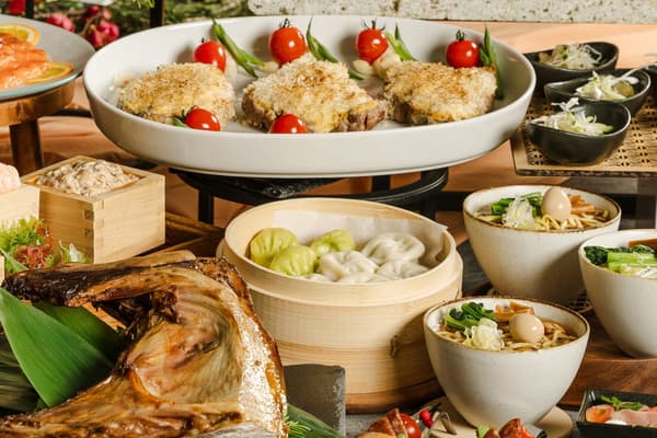 Hors d'oeuvres and hot dishes