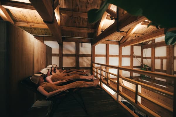登錄有形文化財的藏（倉庫）已完整改造為桑拿設施「Namomi Sauna」，這是以男鹿生剝鬼傳說為主題的獨特桑拿