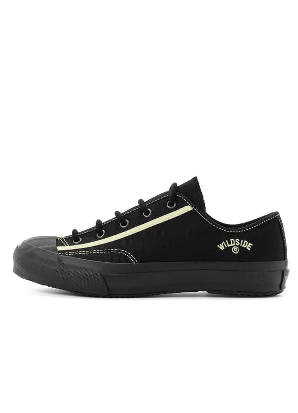 Vista lateral de las zapatillas negras