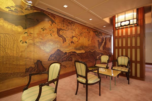 งานฝีมือและเครื่องเรือนที่จัดแสดงอยู่ทั่วที่พัก
