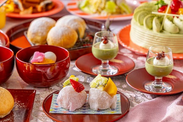 色彩缤纷的日式甜点——炸弹面包、抹茶海绵蛋糕、抹茶布丁、水果大福、白玉善哉（顺时针方向）