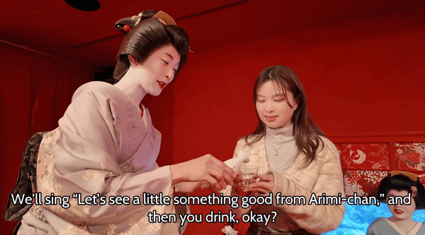 Arimi在客厅游戏中输了，并喝了清酒作为惩罚