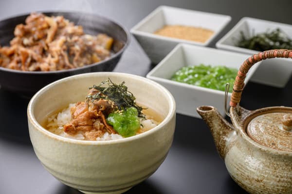 규 시구레니 차즈케 - 세 가지 국물 선택이 가능한 소고기 간장 조림 밥