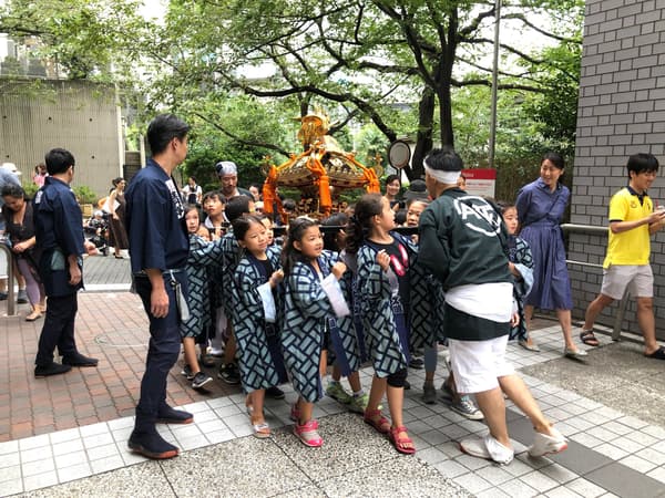 Mikoshi y carroza infantil en ARK Hills
