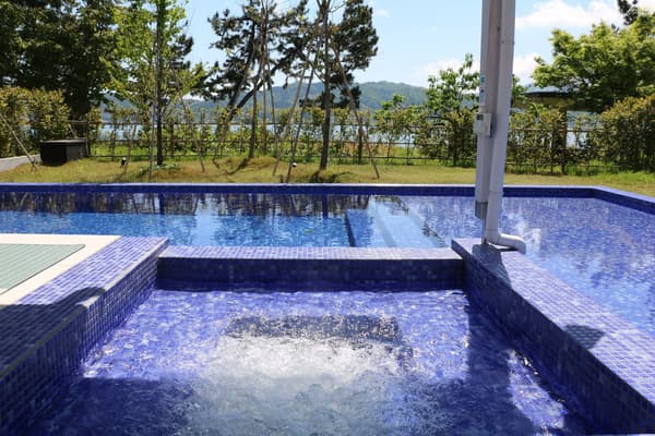 Amanohashidate MEZZO ALL SUITE VILLAS。私人泳池深度分為 25 公分與 110 公分兩段