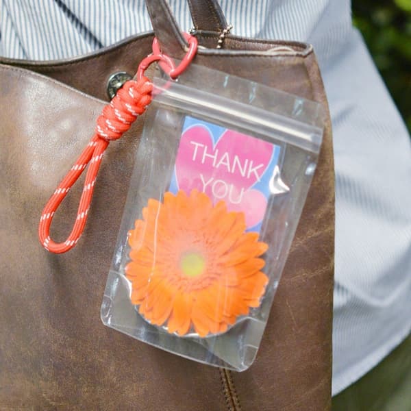 가방에 착용한 포케하나