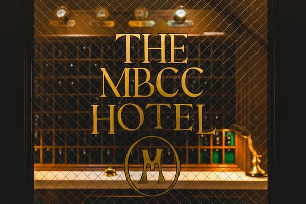 El letrero MBCC HOTEL en NAKAMEGURO 2ND