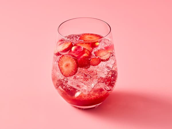 Jus Bersoda Stroberi dan Bunga Elder