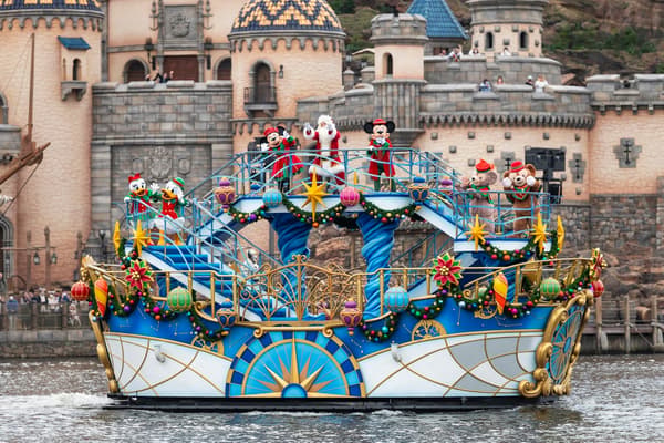 Mickey Mouse, Minnie Mouse, Sinterklas, serta Duffy dan teman-temannya di atas kapal yang dihias di Mediterranean Harbor