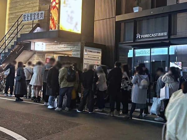新宿燒肉牛舌的檸檬總本店外的排隊人潮