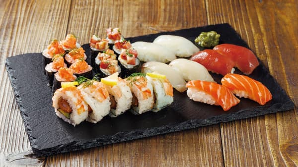 大份可共享的综合寿司拼盘