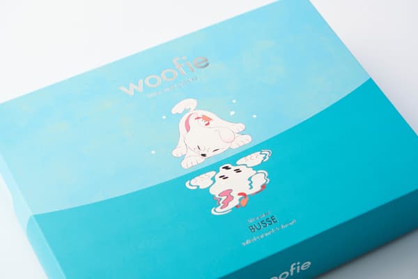 The limited-edition Busse package featuring woofie getting pinched by a crab while staring at its own reflection