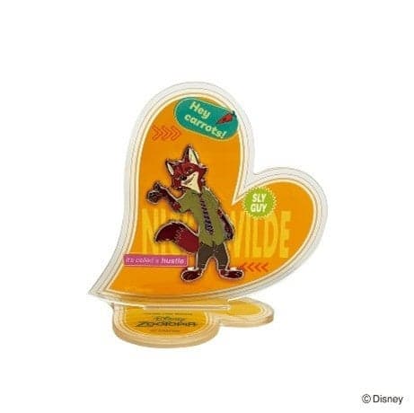 尼克·王尔德展示胸针