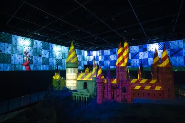 霍格沃茨城堡模型,具有新的魁地奇投影映射显示