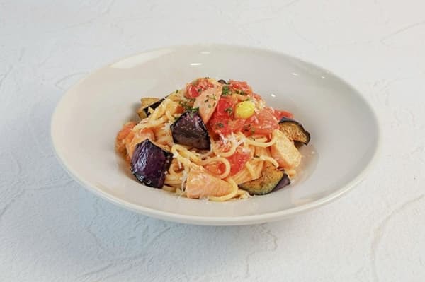 Pasta tomat segar dengan salmon, terung, dan kacang ginkgo