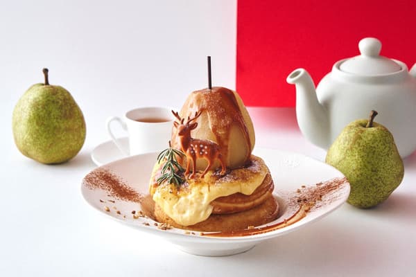 Panekuk Buah Pir Utuh dan Brûlée Karamel dengan Saus Karamel Segar