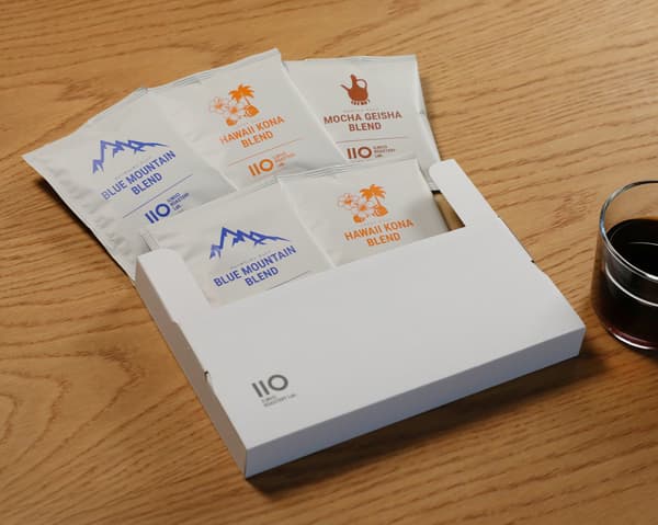 包含“蓝山混合”、“夏威夷科纳混合”和“摩卡瑰夏混合”的 5 件装套装