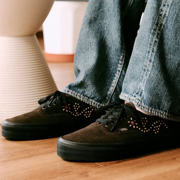 Authentic Studs con tachuelas de motivos florales