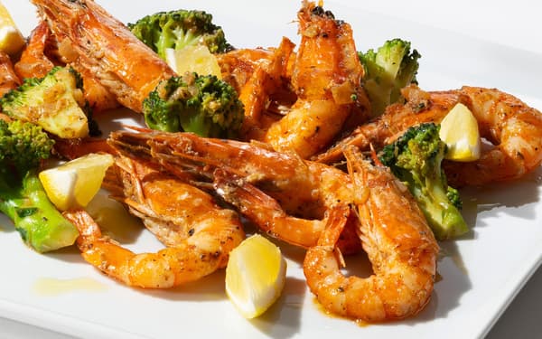 Teppan garlic shrimp with head-on prawns