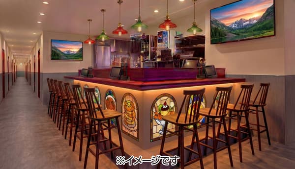 Jankara地下铁平野店的内部，采用复古咖啡馆风格设计