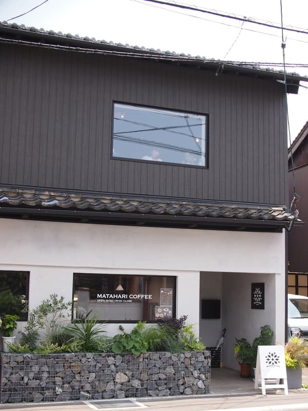 经过翻新的传统联排别墅外观；前方的石笼装置是地标