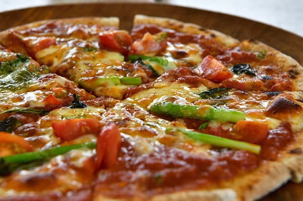 用我们的农场蔬菜和香草制作的披萨