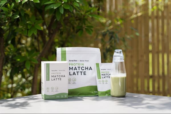 Kotak PROTEIN MATCHA LATTE, kantong besar, kantong tunggal, dan sebotol matcha latte