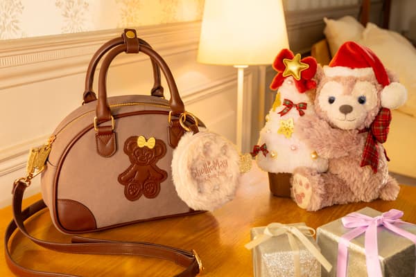 Peluche de ShellieMay abrazando un árbol de Navidad y bolso de hombro de ShellieMay