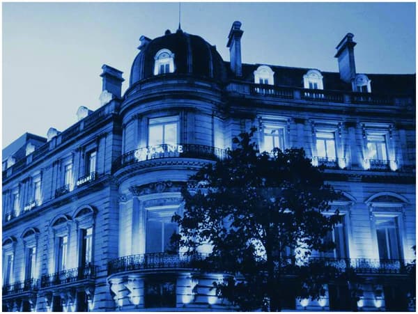 Sede de Orlane en los Campos Elíseos en París, Francia (exterior)