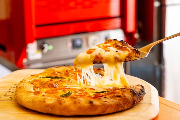 Pizza diaria horneada en horno de leña, servida tanto en el almuerzo como en la cena