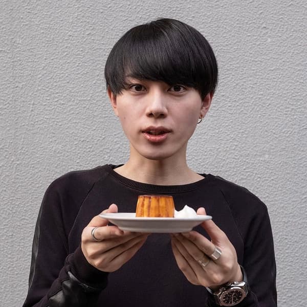 Purin Ouji memegang piring dengan puding