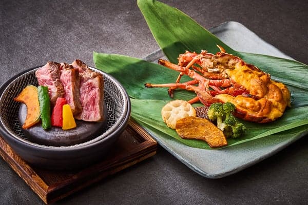 Lobster Ise yang dipanggang utuh di dalam cangkangnya dengan saus bulu babi, atau sirloin sapi domestik Jepang panggang batu panas