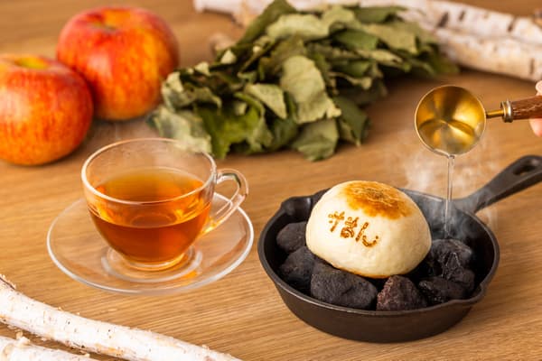 香料熱蒸三溫暖饅頭與熱蘋果博士茶