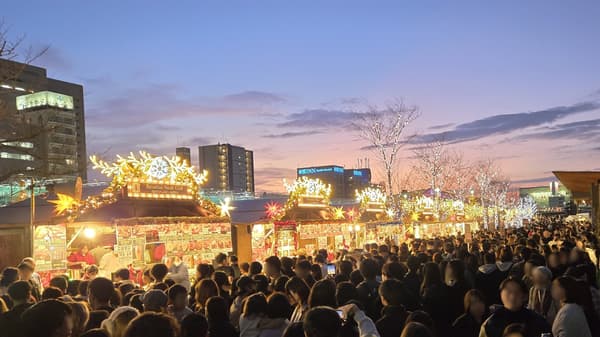 Pondok kayu buatan Jerman berjejer di Christmas Market di Osaka