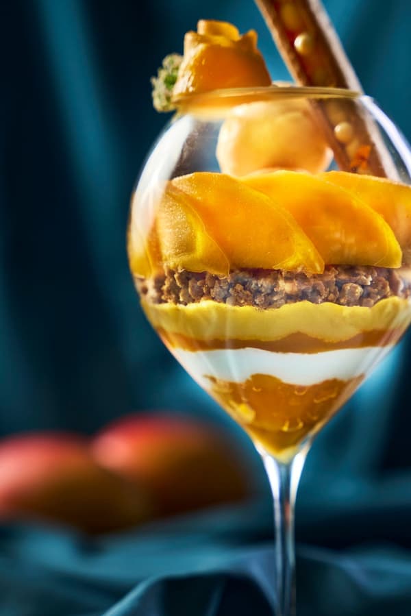 芭菲展现了热带的甜美，并将大量成熟芒果呈现出奢华的视觉效果