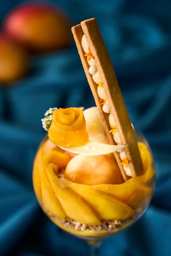 成熟的芒果切片被排列成盛开的花朵形状