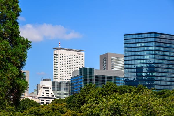 Exterior del hotel visto desde Shinjuku Gyoen (el edificio blanco)